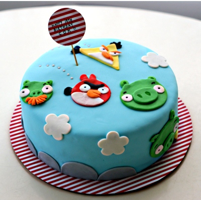 Angry Birds on This Angry Birds Cake Features The Funny Green Pigs And The Red And