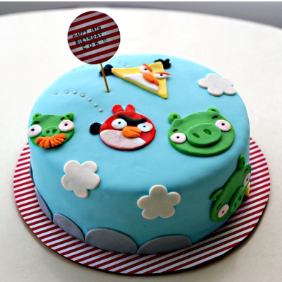 Cake Decorating Ideas on This Angry Birds Cake Features The Funny Green Pigs And The Red And